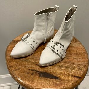 Barneys New York boots size 36, white